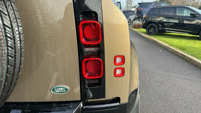 Land Rover Defender 3.0 D250 X-Dynamic SE 110 5dr Auto Diesel Estate